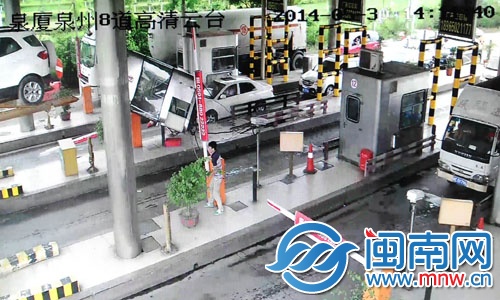 大貨車刮倒收費崗?fù)さ谋O(jiān)控畫面