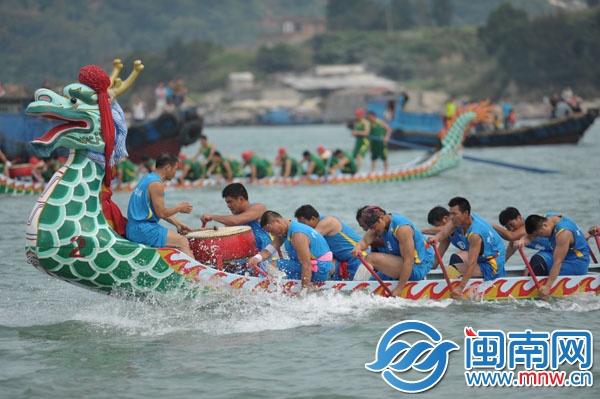 泉港龍舟競渡，激烈精彩