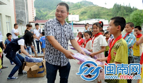 尤轉(zhuǎn)來給孩子們送空調(diào)、書包