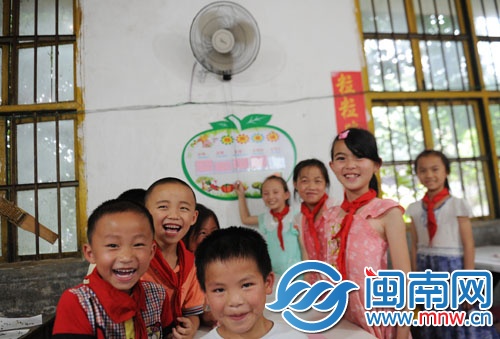 孩子們有了風(fēng)扇，吃飯不再熱了