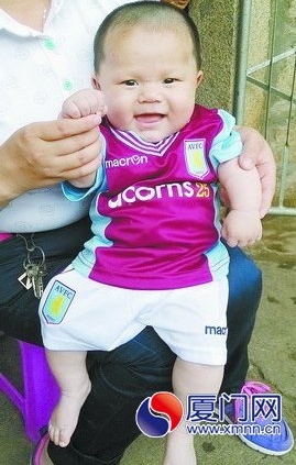 小平安咧開嘴，萌態(tài)十足