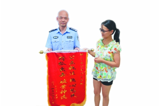 如數(shù)領(lǐng)回被騙巨款，贈(zèng)送錦旗給安溪警方。