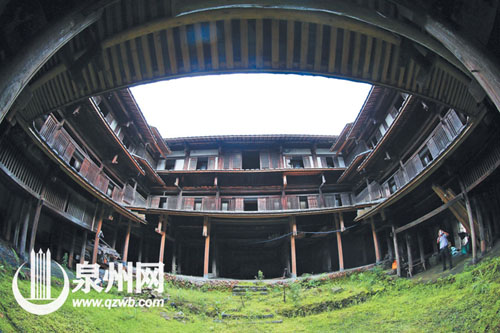 土樓已多年無(wú)人居住，庭院幽靜