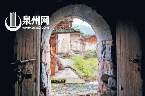 這一石拱門是土樓的邊門，對面是土樓的配套古厝。