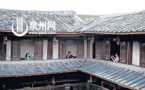 古香古色的土樓對都市人很有吸引力，不少人結(jié)伴前往
