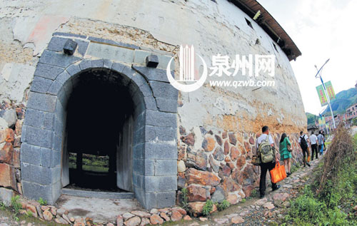 龍通土樓位于偏遠(yuǎn)山村,離感德鎮(zhèn)區(qū)有將近1個小時車