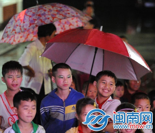 六一晚會(huì)上，妝化得很濃的孩子們