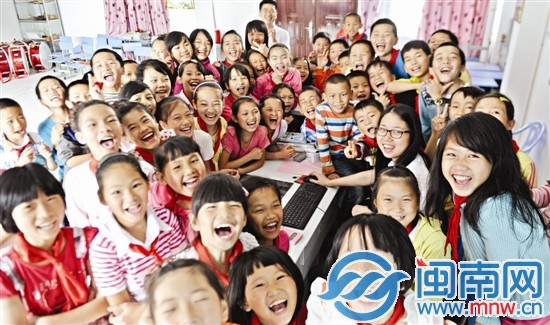 很多孩子們期待，有人能在暑假教他們唱歌跳舞