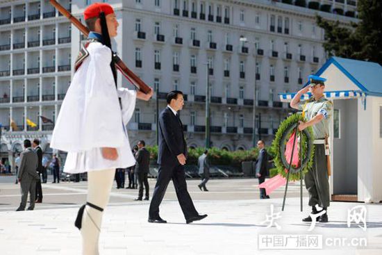 李克強向希臘無名戰(zhàn)士紀念碑獻花圈