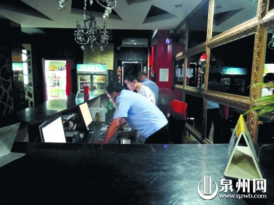 民警對網(wǎng)吧進(jìn)行檢查