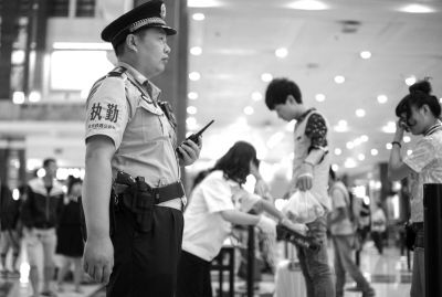 鐵路民警在北京站內巡邏，腰間佩帶著警用轉輪手槍