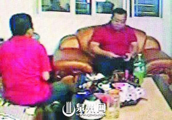 王通受賄時被人偷拍下的視頻畫面