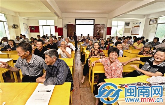 老年學(xué)校課堂上，老人們像小學(xué)生一樣坐著