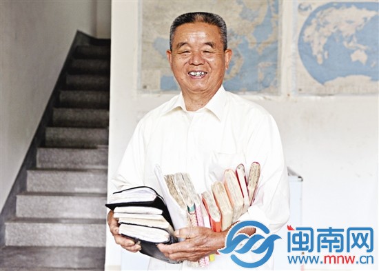 幾年的教學，曾仁山的教學材料已經(jīng)一大摞