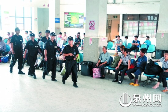 民警在車站加強(qiáng)巡邏
