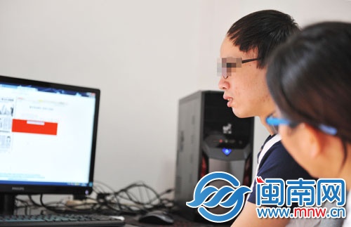 記者一開始接觸小龍，他都是斜著眼用眼角的余光看人