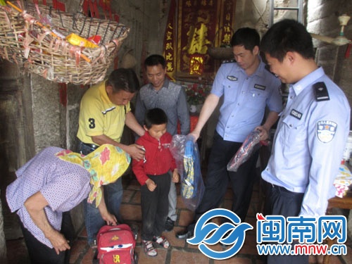 民警給困難兒童送去學習用品