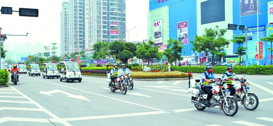 公安民警和巡邏隊(duì)員舉行深化治安“武裝大巡防”活動(dòng)