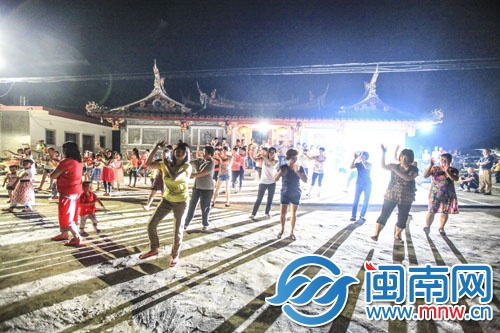 留山村的村民們學(xué)跳廣場舞