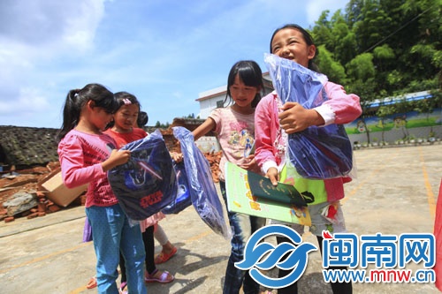 為孩子們送去300個書包