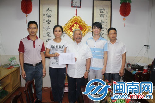 會長題字 與實(shí)踐團(tuán)負(fù)責(zé)人合影