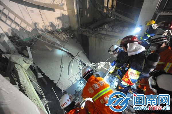 消防隊員進入車間一樓搜救