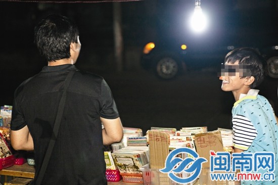 夜里擺攤時，阿興和兒子玩鬧