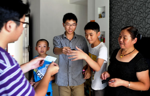 海都記者親自送票到蒲明兄弟家中