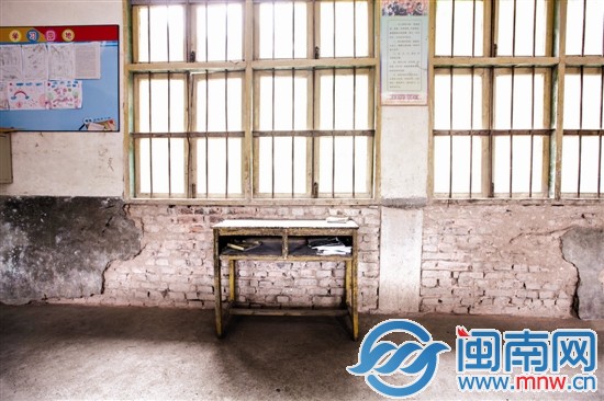 小學4年級的班級里，墻壁露出紅磚，課桌椅老舊還嚴