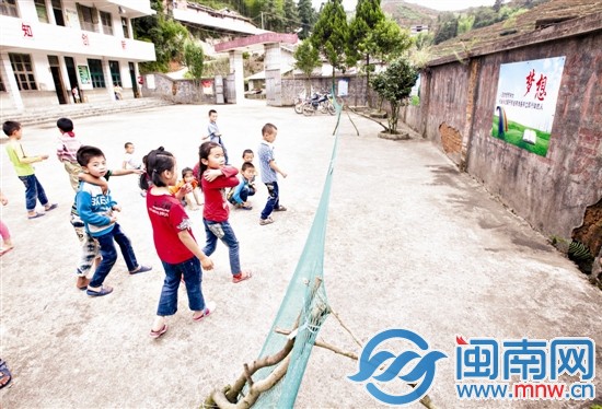 幾名小學生在操場上玩，學校的圍墻歪了一邊，用簡易