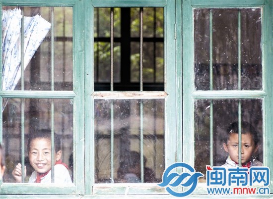 大坂小學經費緊張，一年級的窗戶少了一塊玻璃