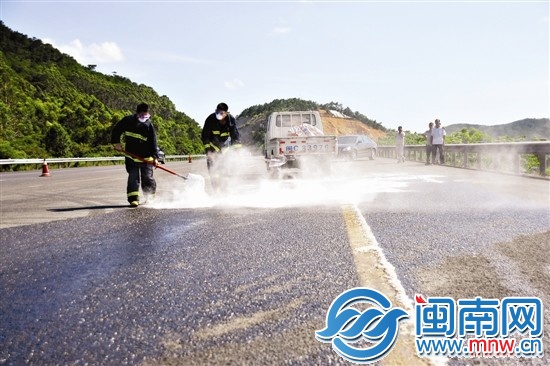 民警撒生石灰中和硫酸酸性