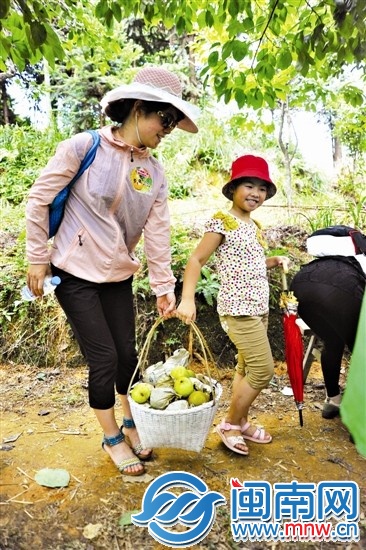 摘了好多梨，好沉??！