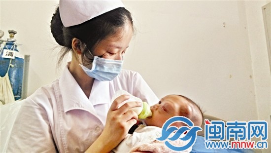 護士阿姨哄了好久，寶寶才乖乖吃奶