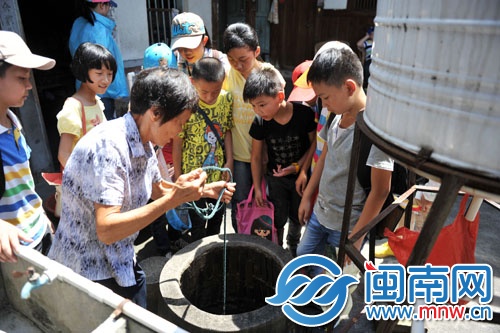 阿婆輕松就打上了一桶井水，小記者們看呆了