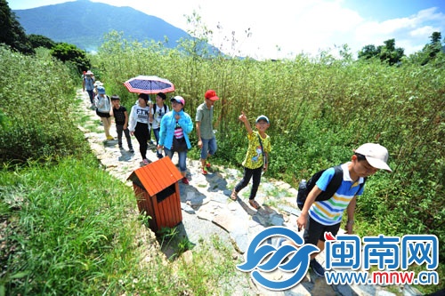 踏青石板上，游走美麗鄉(xiāng)村，小記者流連忘返