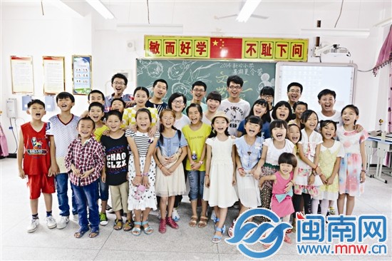 離別前的合影，孩子們笑得很燦爛