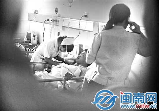 事故中的傷者在湖南一醫(yī)院接受治療