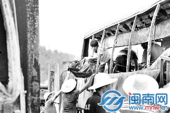 救援人員正在清理現(xiàn)場(chǎng)