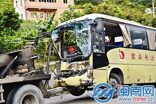 安溪往廈門中巴車車頭嚴重凹陷