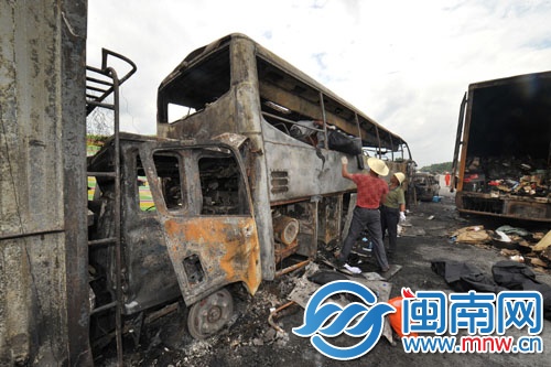 事故現(xiàn)場(chǎng)，工作人員在轉(zhuǎn)移遇難乘客遺體