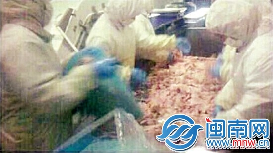 工人將過(guò)期原料倒入拆肉區(qū)工作臺(tái)上（視頻截圖）