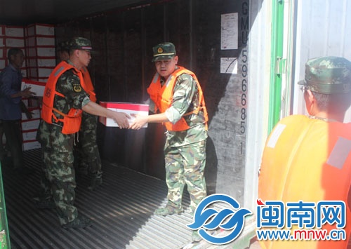 石井邊防幫助臺(tái)輪卸貨