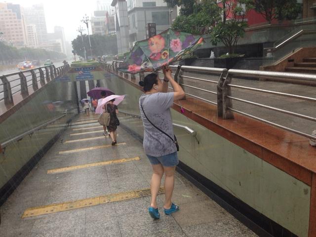 路人的傘被吹折
