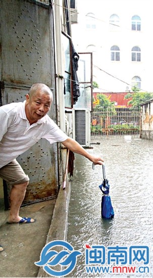 沉洲路，居民試探積水有多深