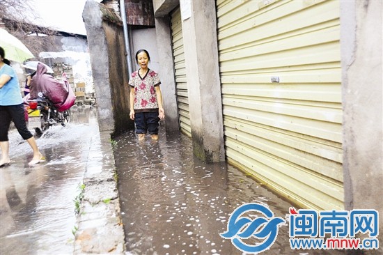 市民陳女士臨街店面緊閉防止進水