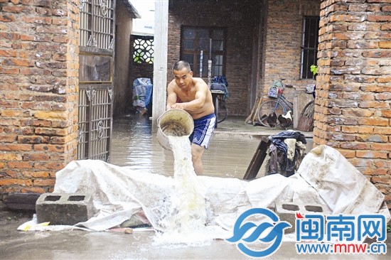 市民陳先生說，雨一直下，舀水于事無補