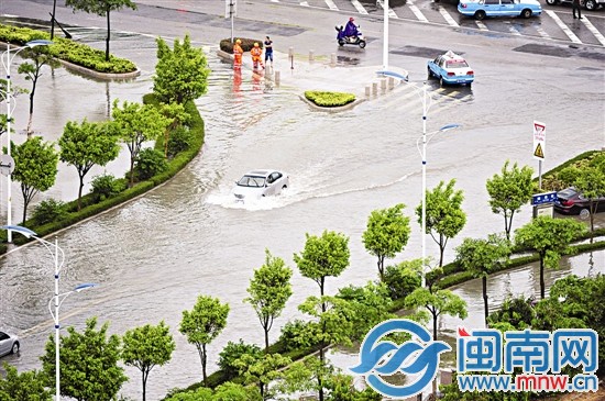 昨日15點(diǎn)36分，瑞泰街，一輛汽車在水中激起浪花