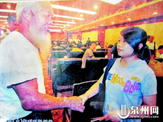 陳云從趕到本報(bào)的助學(xué)活動現(xiàn)場發(fā)助學(xué)金