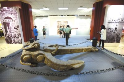 北洋水師旗艦“定遠”號的鐵錨昨天亮相軍博抗日展覽。